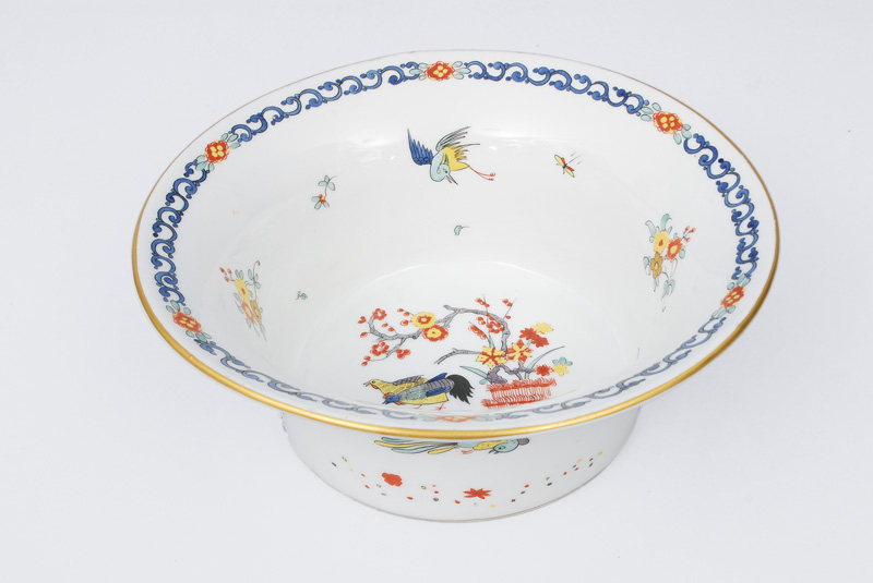 A bowl with Kakiemon pattern