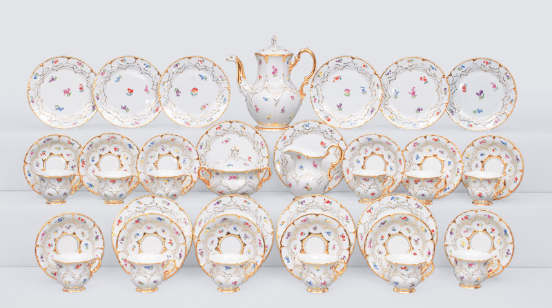 A pompous coffee service with strewn flowers and gildet rocaille relief for 12 p