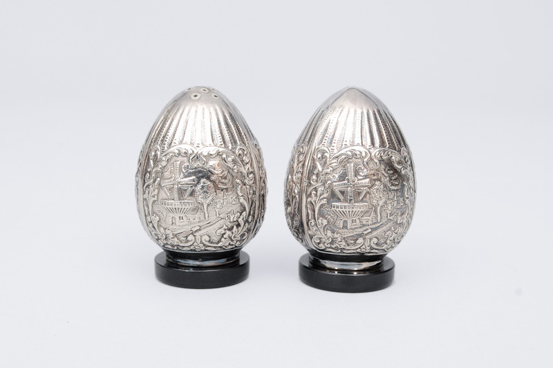 A salt cellar and pepper pot with dutch landscape