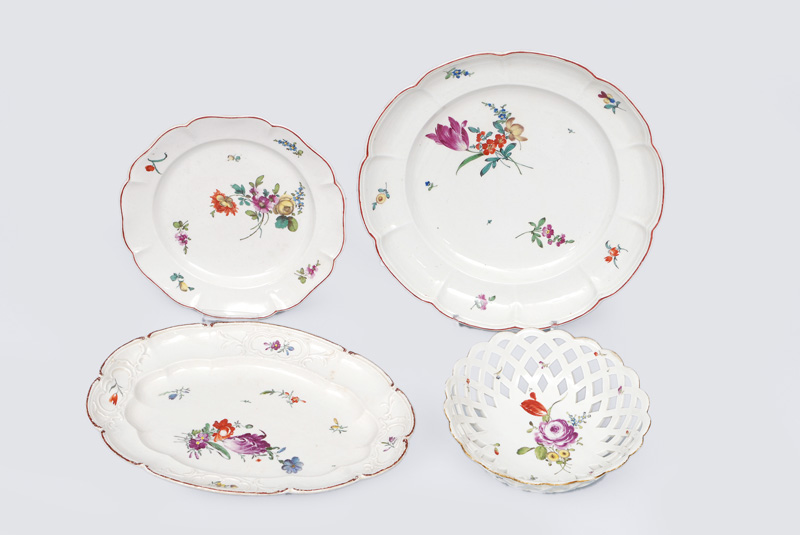 A convolute of 4 dishes with bouquet and strewn flowers