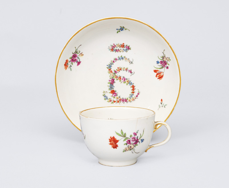 Tasse mit Blüten-Monogramm