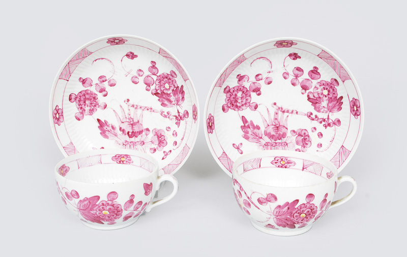 A pair of cups with kakiemon pattern in crimson