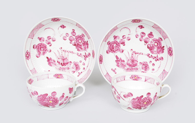 A pair of cups with kakiemon pattern in crimson