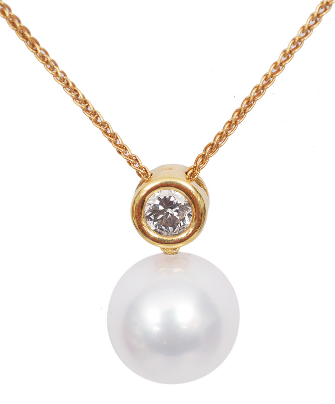 A pearl diamond pendant with necklace