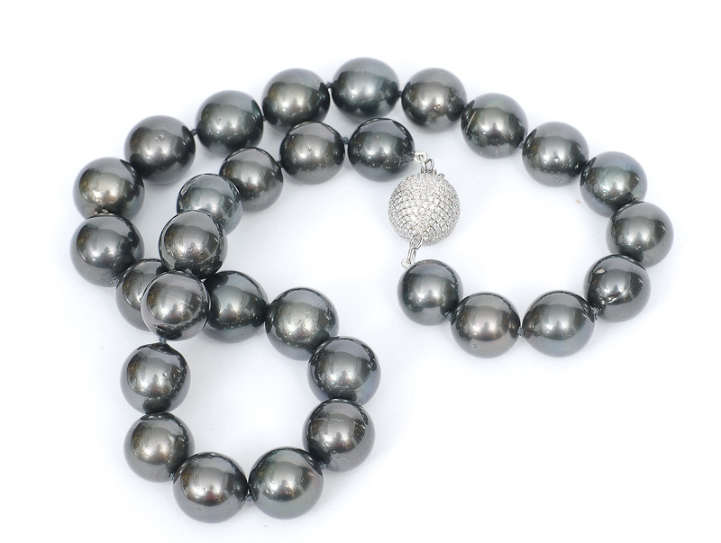 A Tahiti cultured pearl necklace