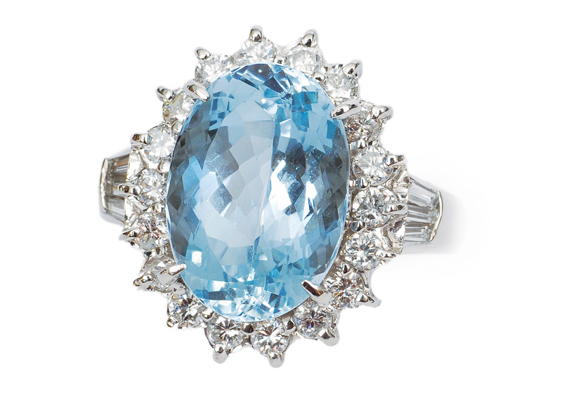 An aquamarine diamond-ring