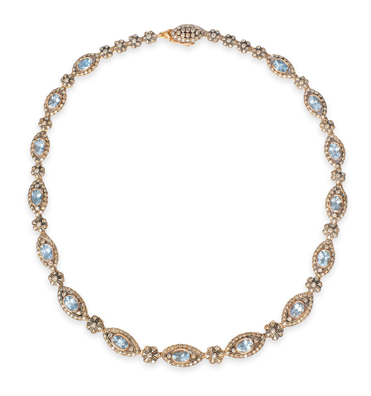 An aquamarin necklace