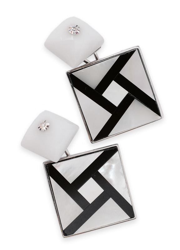 A pair of cuff links