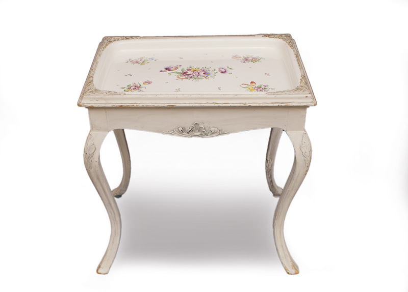 A faience table with flower painting