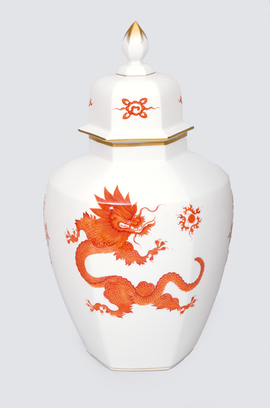 A big vase with cover and Ming dragon