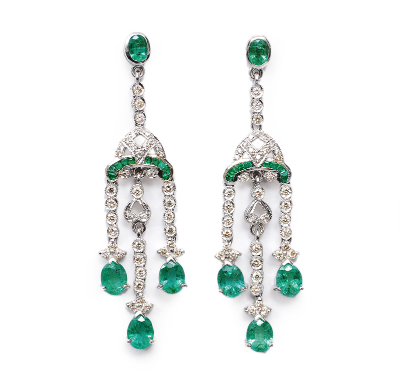 A pair of emerald ear pendant