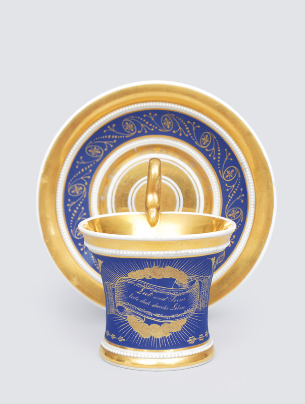 Empire-Tasse mit Lapislazulifond und Goldmalerei