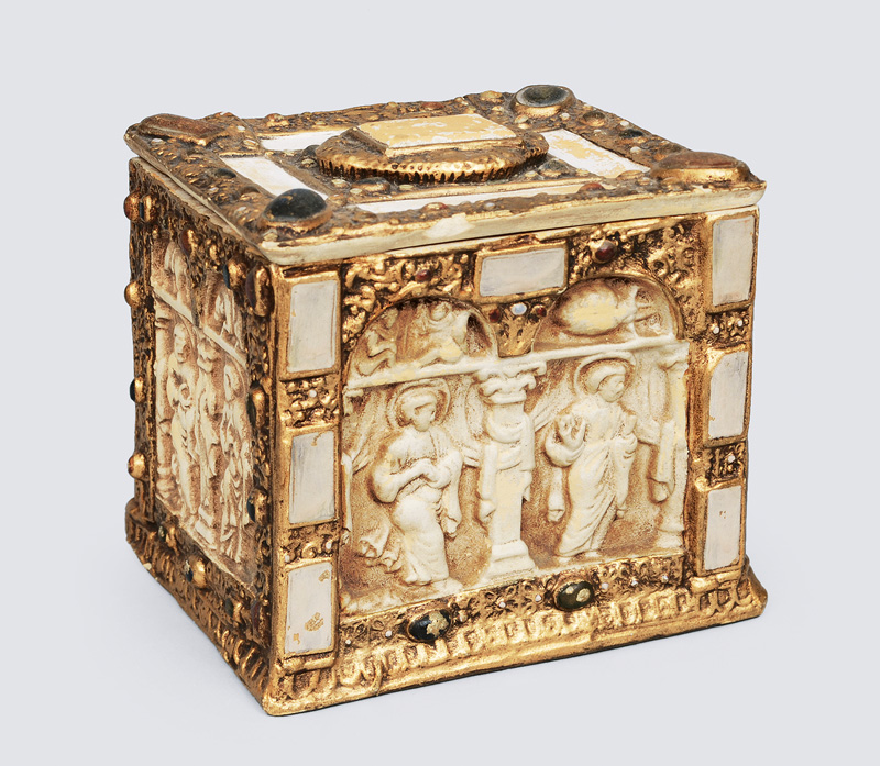 A casket with Ottonian architecture and figurative ornaments