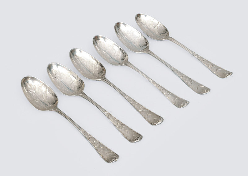 A set of 6 Georgian dessert spoons with ornaments of leafs