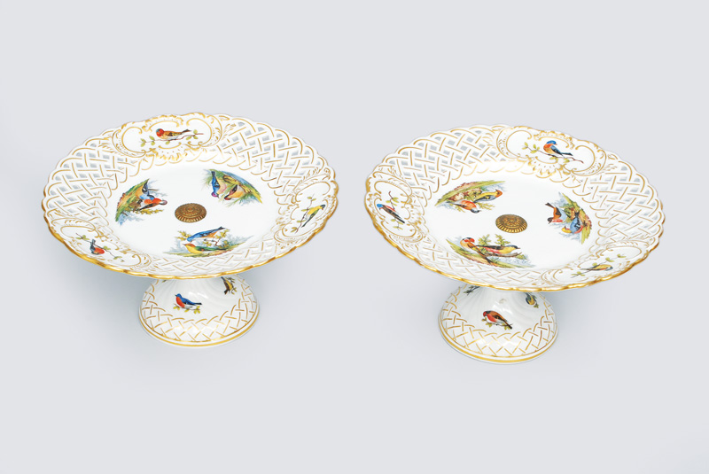 A pair of centre pieces with rich bird pattern