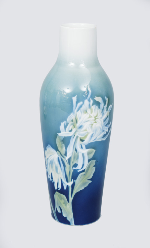 A slim vase with pattern of white mums
