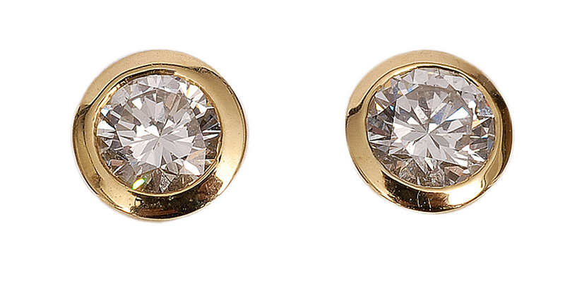 A pair of classic solitaire earrings