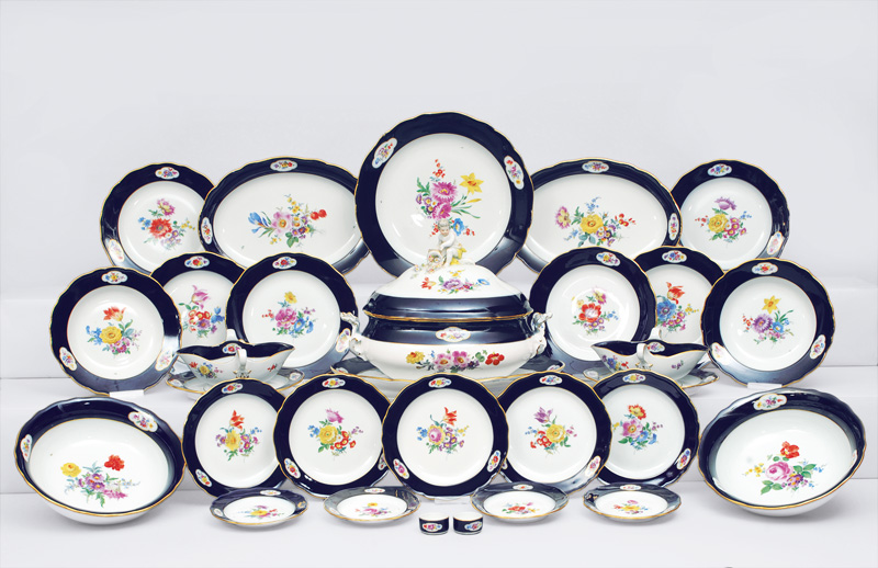 - An extensiv dinner service with bouquet and cobalt blue rim for 10 persons An extensiv dinner service with bouquet and cobalt blue rim for 10 persons