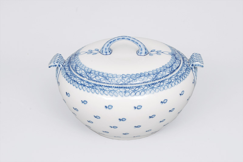 A rare Art Nouveau tureen with cover with pattern "Riemerschmid"