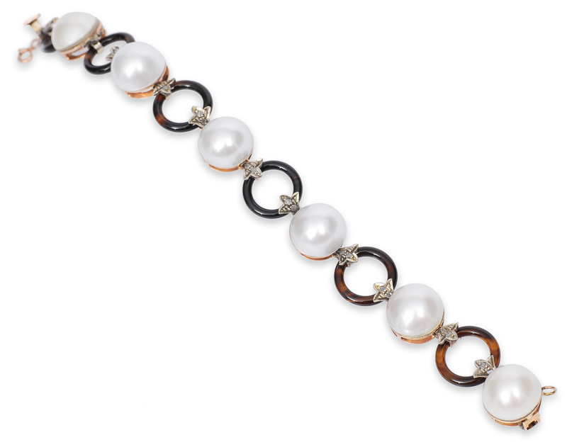 An onyx pearl bracelet in the style of art-déco