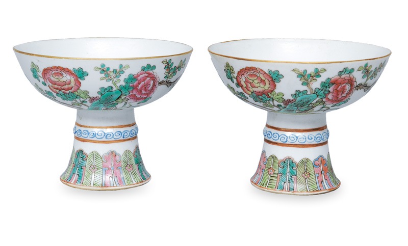 A pair of small footed bowls with peony painting