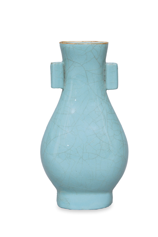 A small craqueling glaze vase