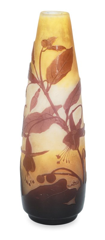 Jugendstil-Vase mit blühenden Fuchsien