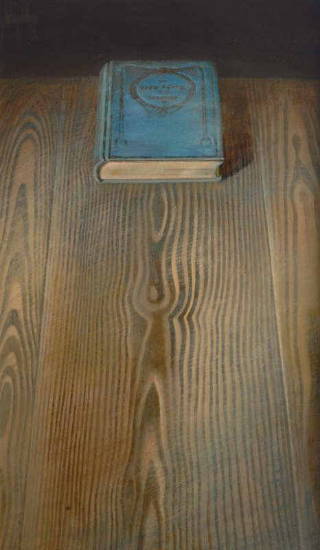 Stilleben mit Buch auf Holztisch