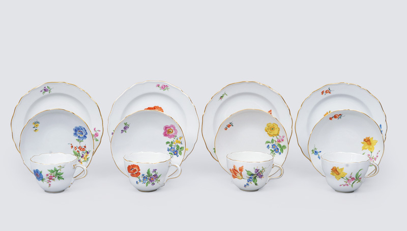 A set of 4 table settings "Field flower" with gold rim