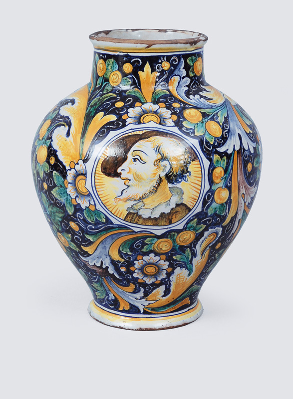Majolika-Vase mit Portraitmedaillions