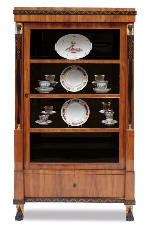 Biedermeier-Vitrine mit ägyptischen Karyatiden