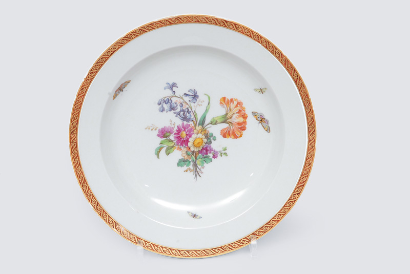 A plate with bouquet and insects painting