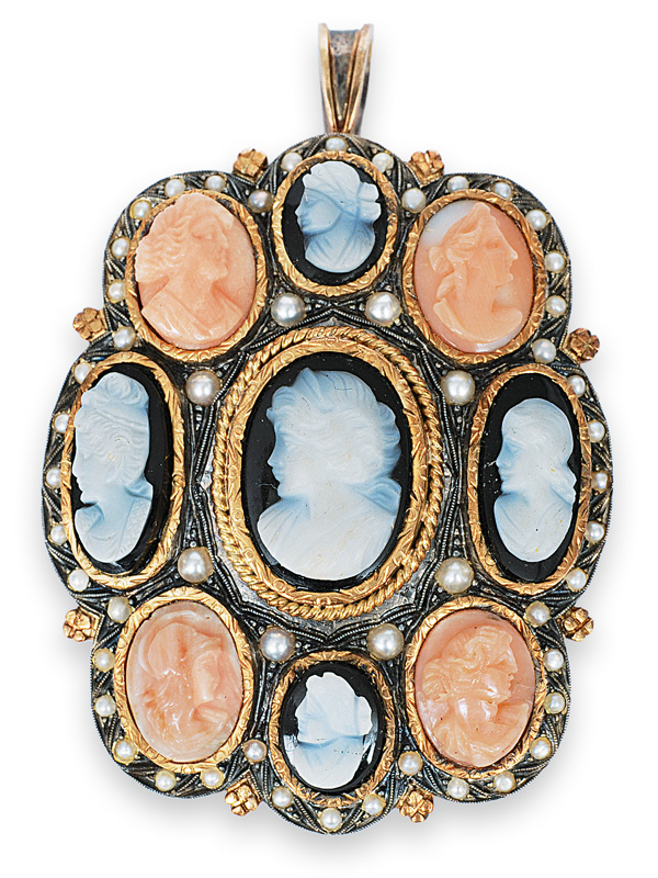 A cameo pendant/brooch