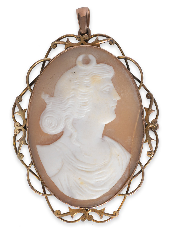 A cameo brooch "Luna"