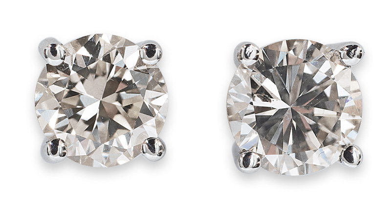 A pair of solitaire earstuds