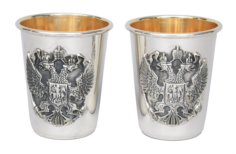 Tiffany & Company, gegr. 1853 in New York - A pair of beaker with applied russian double eagle A pair of beaker with applied russian double eagle