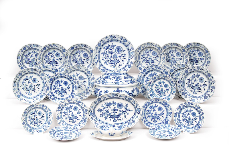 A dinner service "Onion pattern" for 11-12 persons