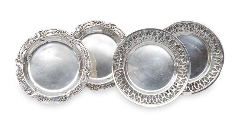 A set of 4 plates