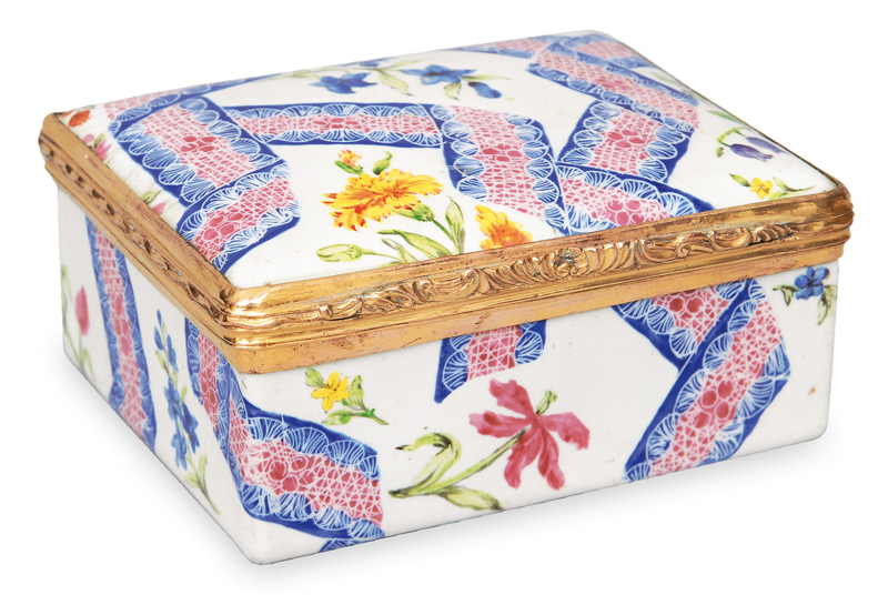 A snuff box with fine painted pattern and flowers