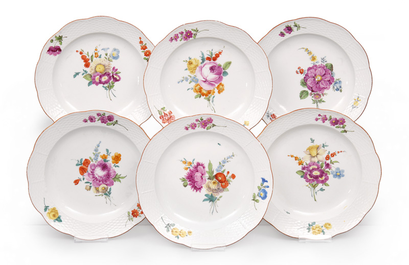 A set of 6 plates with floral decoration