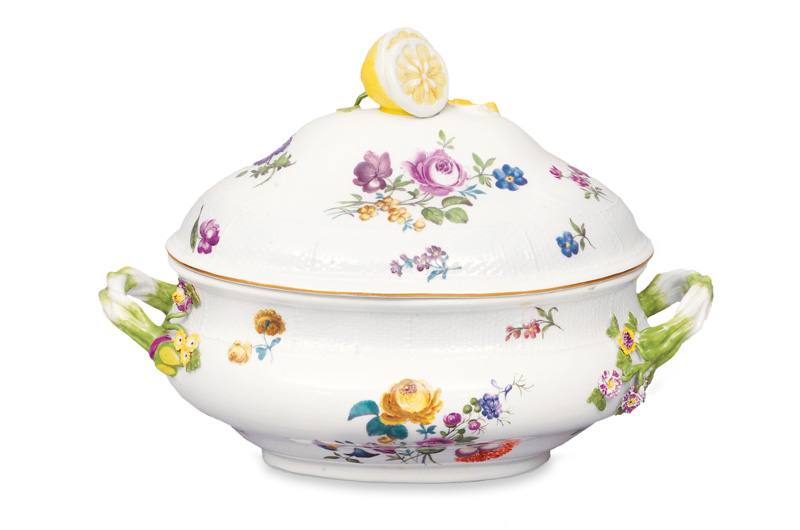 A rare and big tureen with lemmon knob