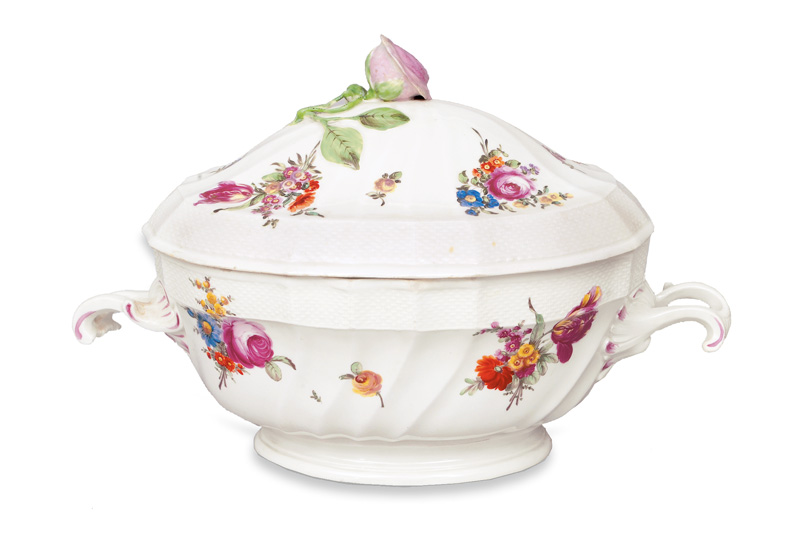 A pompous tureen with fine flower painting