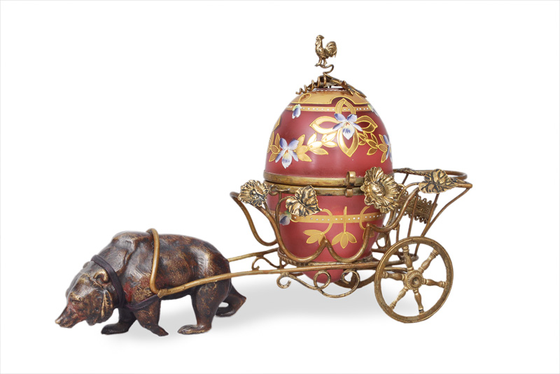 Kleine Bronze-Figur "Bär", einen Prunkwagen mit Osterei ziehend