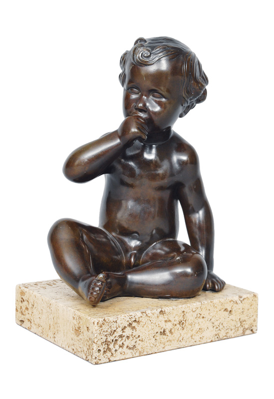 Kleine Figur "Sitzender Knabe"