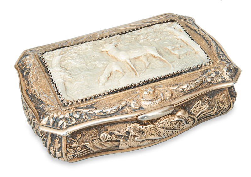 A snuff box with fine ivory carving