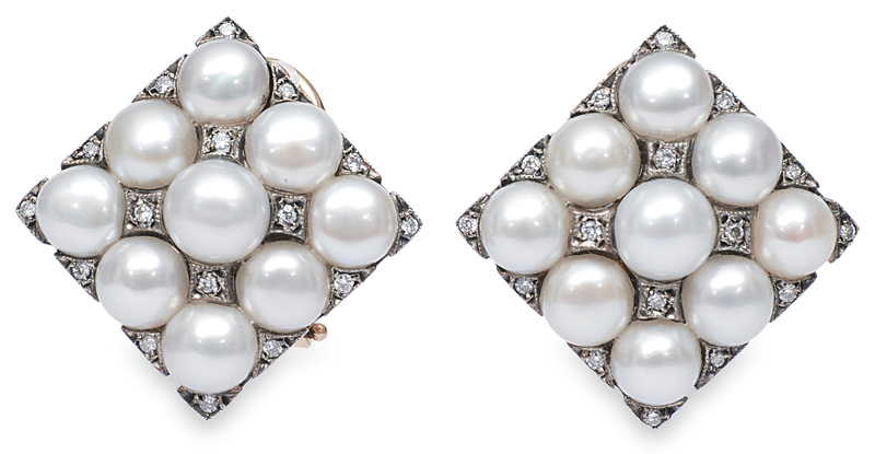 A pair of pearl diamond earstuds