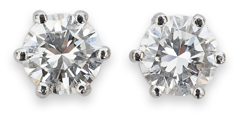 A pair of solitaire earstuds