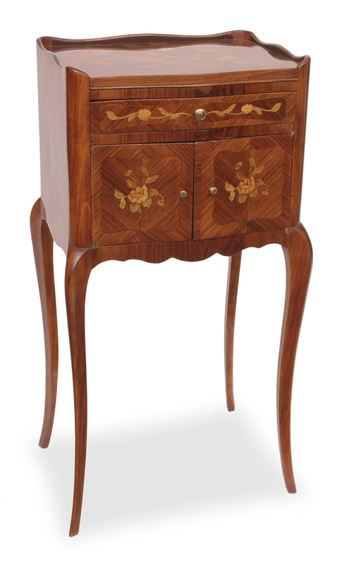 A small chest of drawer in the style of Louis-Qinze A small chest of drawer in the style of Louis-Qinze