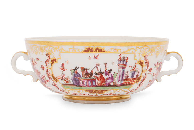 A rare cup with scenes of Chinamen by Johann Gregorius Höroldt