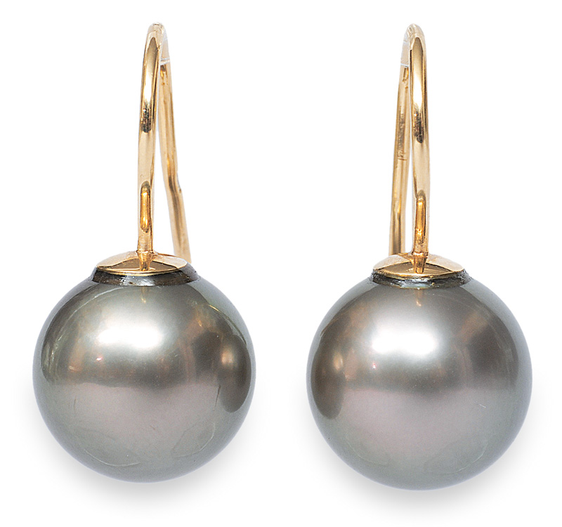 A pair of Tahiti pearl earpendants